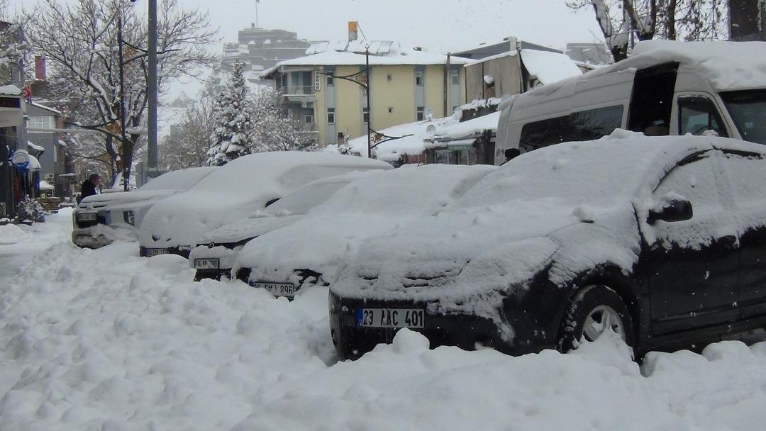 Kars da yarım asırlık kar rekoru: Eskimo evleri yaptılar! 8