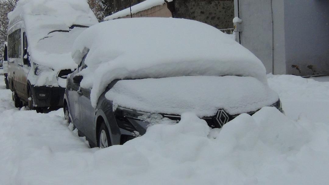 Kars da yarım asırlık kar rekoru: Eskimo evleri yaptılar! 9