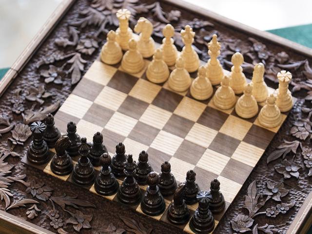 Karak&ouml;y'de &ouml;zel &uuml;retim T&uuml;rk motifli satran&ccedil; ve tavlalar yabancı m&uuml;şterilerden yoğun talep g&ouml;r&uuml;yor