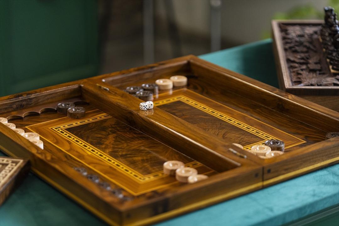 Karak&ouml;y de &ouml;zel &uuml;retim T&uuml;rk motifli satran&ccedil; ve tavlalar yabancı m&uuml;şterilerden yoğun talep g&ouml;r&uuml;yor 1