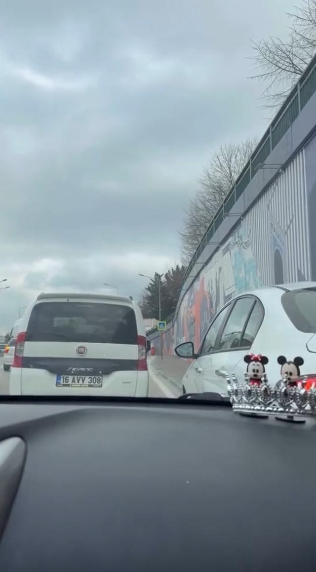 Trafikte otomobilin &ouml;n&uuml;n&uuml; kesip, saldırı ama&ccedil;lı ara&ccedil;tan inen s&uuml;r&uuml;c&uuml;ye 180 bin TL ceza 3