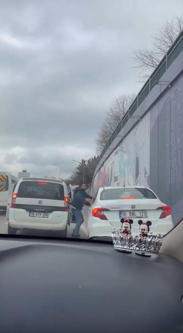 Trafikte otomobilin &ouml;n&uuml;n&uuml; kesip, saldırı ama&ccedil;lı ara&ccedil;tan inen s&uuml;r&uuml;c&uuml;ye 180 bin TL ceza 2