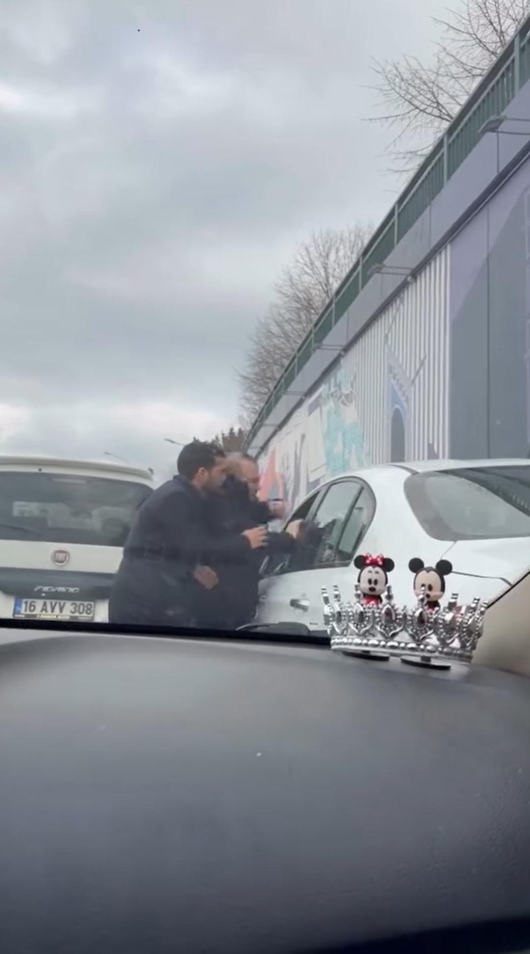 Trafikte otomobilin &ouml;n&uuml;n&uuml; kesti: Saldırı ama&ccedil;lı ara&ccedil;tan indi! 180 bin TL ceza aldı 1