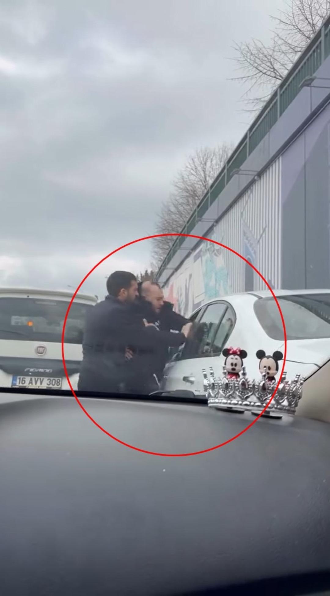 Trafikte otomobilin &ouml;n&uuml;n&uuml; kesti: Saldırı ama&ccedil;lı ara&ccedil;tan indi! 180 bin TL ceza aldı 4