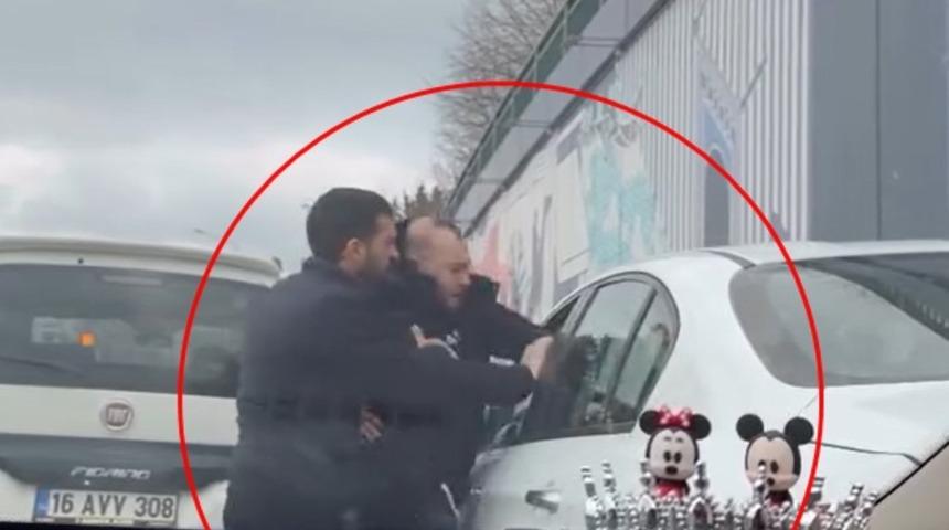 Trafikte otomobilin &ouml;n&uuml;n&uuml; kesip, saldırı ama&ccedil;lı ara&ccedil;tan inen s&uuml;r&uuml;c&uuml;ye 180 bin TL ceza