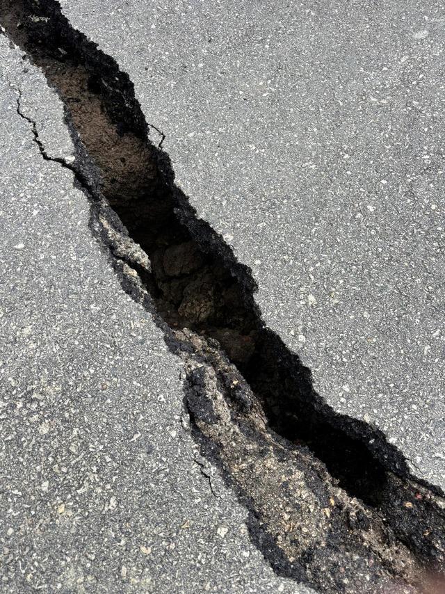 Kastamonu da heyelan nedeniyle sahil yolunda yarıklar oluştu 2