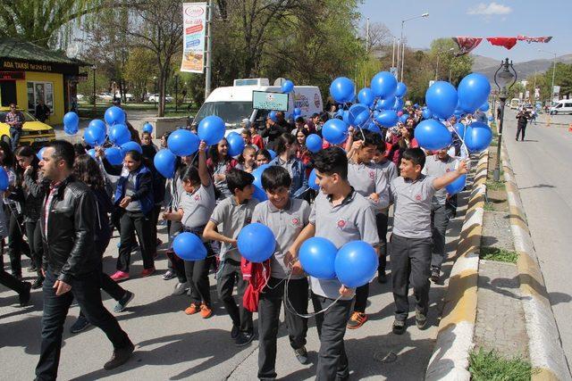 Otizmli bireylerin farkındalığı için yüzlerce balon gökyüzü ile buluştu