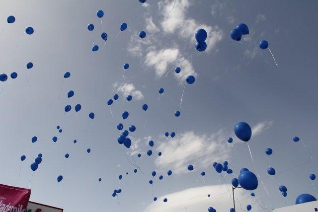 Otizmli bireylerin farkındalığı için yüzlerce balon gökyüzü ile buluştu