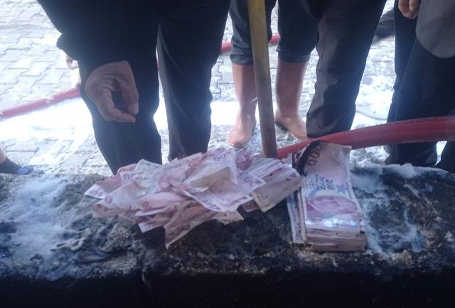 Evinde &ccedil;ıkan yangında 183 bin TL&rsquo;si de yandı 1