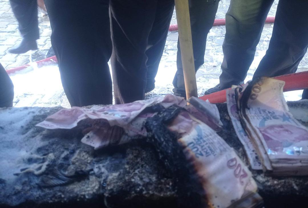 Kahramanmaraş&rsquo;ta bir evde &ccedil;ıkan yangında 183 bin TL para yandı! 6