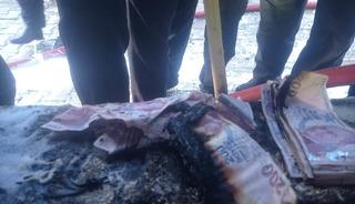 Evinde &ccedil;ıkan yangında 183 bin TL&rsquo;si de yandı