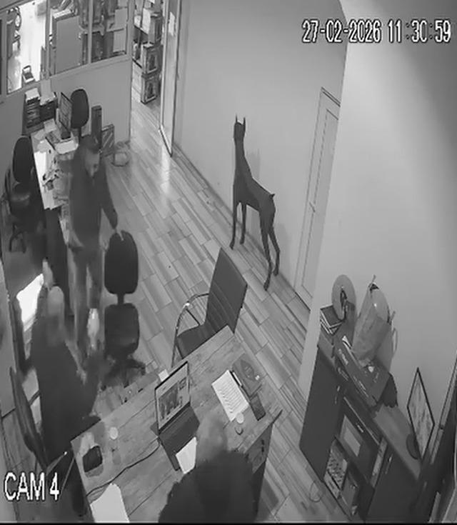 Şaka yapmak isterken arkadaşının kolonyalı ellerini yaktı: O anlar kamerada 1