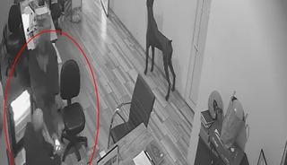 Şaka yapmak isterken arkadaşının kolonyalı ellerini yaktı: O anlar kamerada