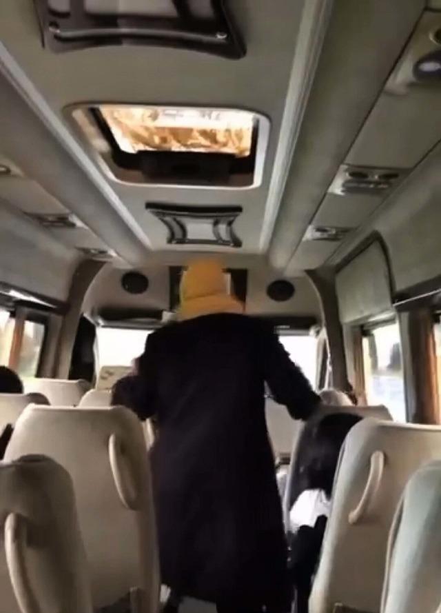 Minib&uuml;ste kadınların  sigara i&ccedil;me  kavgası kamerada 3