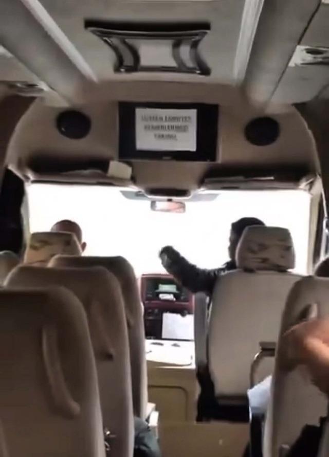 Minib&uuml;ste kadınların  sigara i&ccedil;me  kavgası kamerada 2