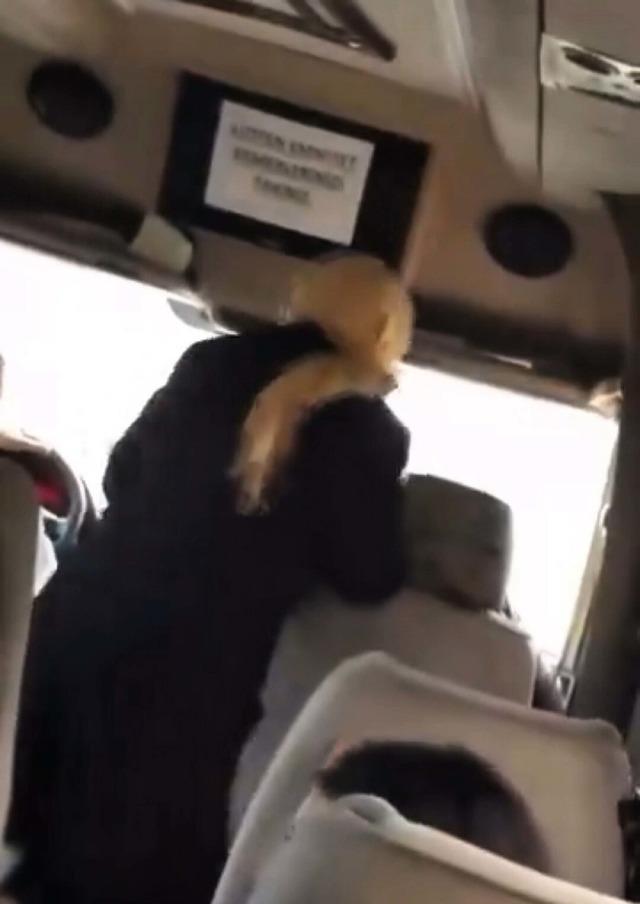 Minib&uuml;ste kadınların  sigara i&ccedil;me  kavgası kamerada 1