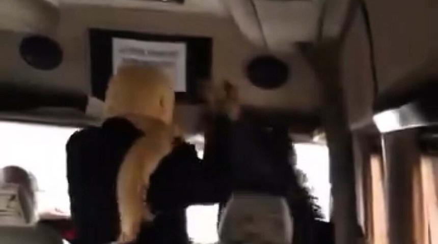 Minib&uuml;ste kadınların 'sigara i&ccedil;me' kavgası kamerada