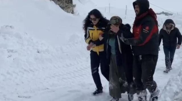 Yolu kapalı k&ouml;yde rahatsızlanan kadın, 3 saatlik &ccedil;alışmaya hastaneye ulaştırıldı 2