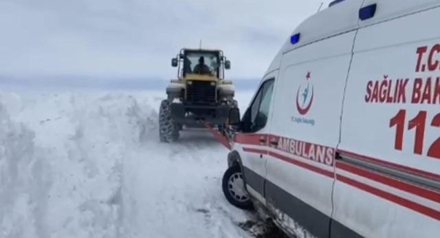 Yolu kapalı k&ouml;yde rahatsızlanan kadın, 3 saatlik &ccedil;alışmaya hastaneye ulaştırıldı 1