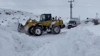 Yolu kapalı köyde rahatsızlanan kadın, 3 saatlik çalışmaya hastaneye ulaştırıldı