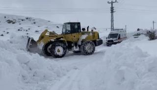 Yolu kapalı k&ouml;yde rahatsızlanan kadın, 3 saatlik &ccedil;alışmaya hastaneye ulaştırıldı