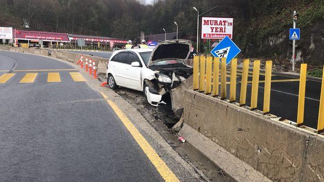 Bolu Dağı'nda virajı alamayan otomobil bariyere çarptı: 2 yaralı