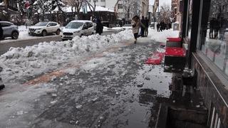 Başına buz sarkıtı düşen 9 yaşındaki kız yaralandı