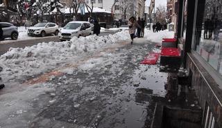 Başına buz sarkıtı d&uuml;şen 9 yaşındaki kız yaralandı