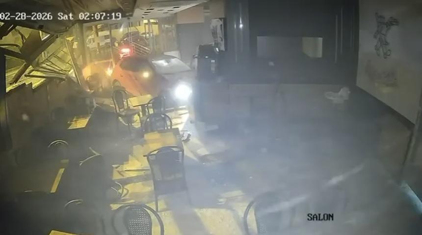  &Uuml;sk&uuml;dar'da otomobil b&ouml;rek&ccedil;iye u&ccedil;tu