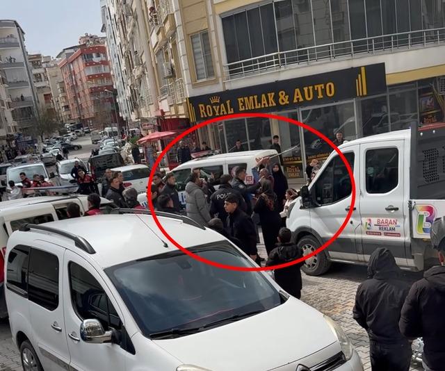 Siirt&rsquo;te d&uuml;n&uuml;r ailelerin kavgası kamerada 4