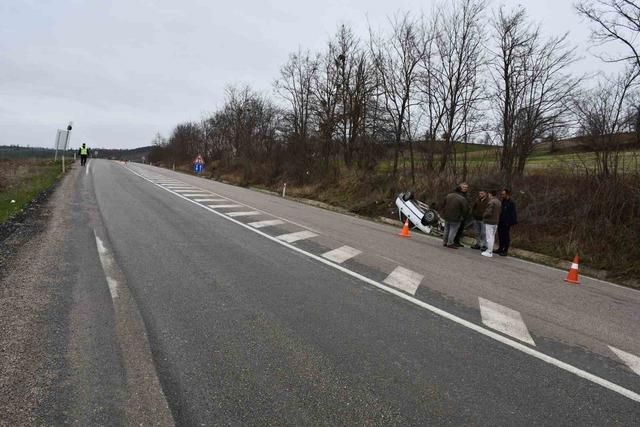 Yoldan &ccedil;ıkan otomobil ters d&ouml;nd&uuml; 1