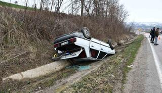 Yoldan &ccedil;ıkan otomobil ters d&ouml;nd&uuml;