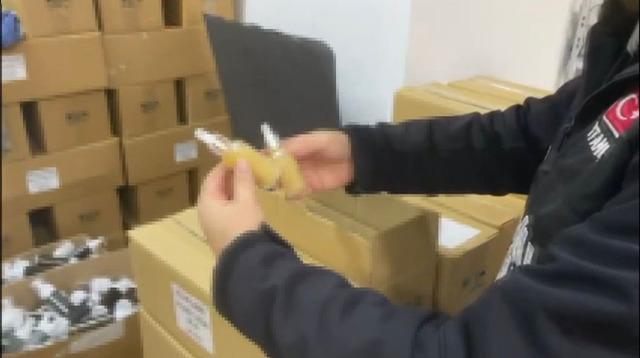 Avcılar da baskın yapılan depoda sahte ilaç ve kozmetik ürün ele geçirildi: 2 gözaltı 2