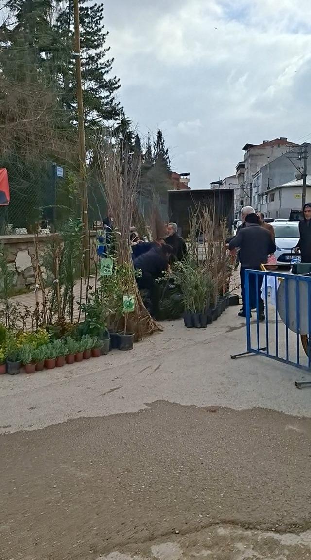 Seyyar satıcılar, kendilerini uyaran zabıtalara bı&ccedil;akla saldırdı 2