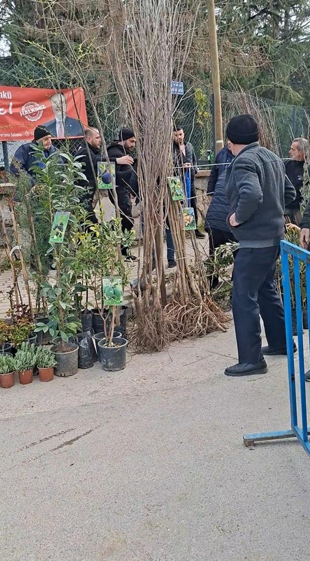 Seyyar satıcılar, kendilerini uyaran zabıtalara bı&ccedil;akla saldırdı 1