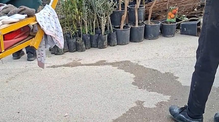 Seyyar satıcılar, kendilerini uyaran zabıtalara bı&ccedil;akla saldırdı