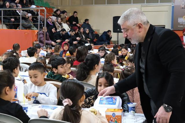 &Ccedil;orum da "tekne orucu" tutan &ccedil;ocuklar birlikte iftar yaptı 2