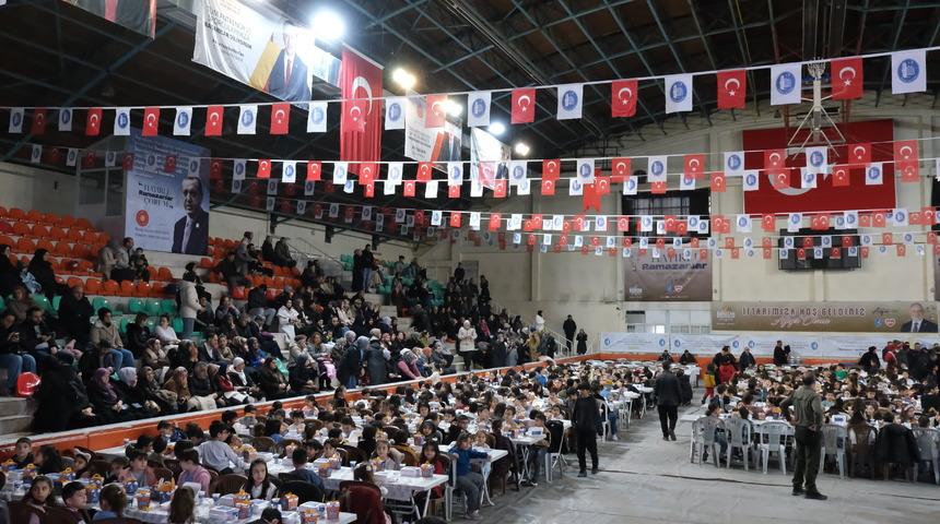 &Ccedil;orum'da "tekne orucu" tutan &ccedil;ocuklar birlikte iftar yaptı