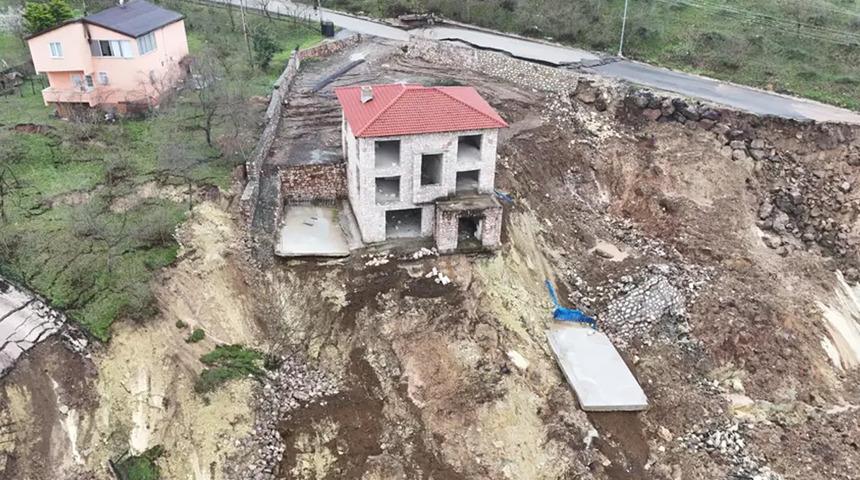 Ordu'da heyelan nedeniyle 2 ev ile halı saha yıkıldı