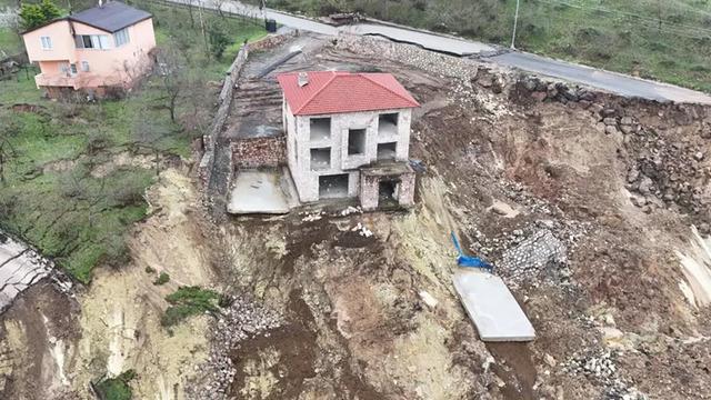 Ordu'da heyelan nedeniyle 2 ev ile halı saha yıkıldı