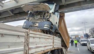 Ankara&rsquo;da tıra y&uuml;klenmiş hafriyat kamyonu &uuml;st ge&ccedil;ide &ccedil;arptı