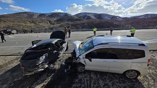 Bingöl'de otomobil ile hafif ticari araç çarpıştı, 1 kişi öldü, 4 kişi yaralandı