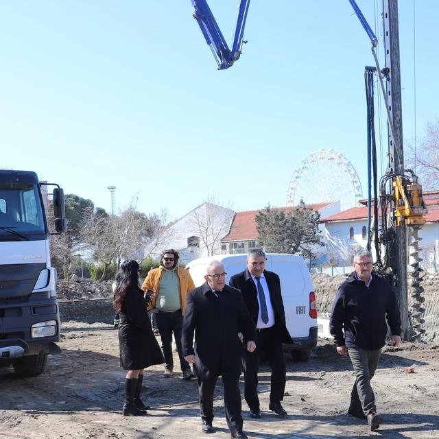 Edremit&rsquo;te yapımı s&uuml;ren okul inşaatında inceleme 1