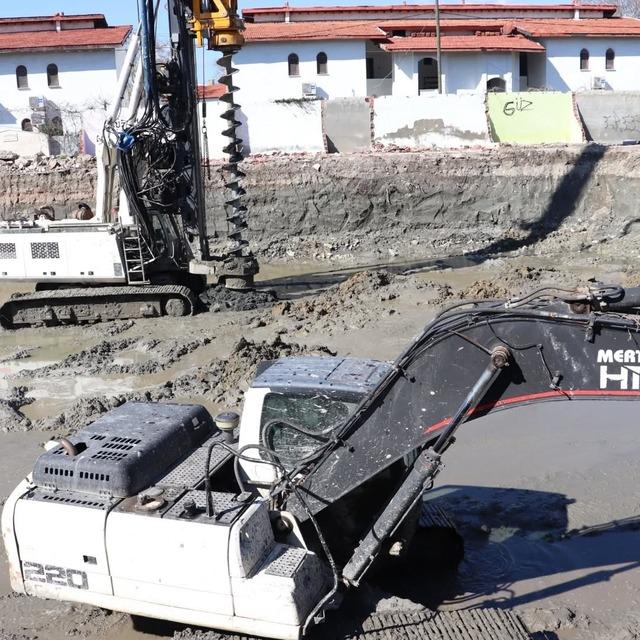 Edremit&rsquo;te yapımı s&uuml;ren okul inşaatında inceleme 2