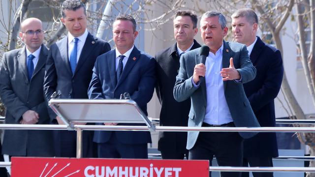 &Ouml;zg&uuml;r &Ouml;zel: İran'ı kurtarmak ne Trump'a ne de eli kanlı Netanyahu'ya d&uuml;şm&uuml;şt&uuml;r