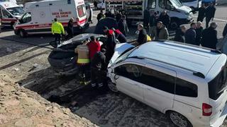 Otomobil ile hafif ticari araç çarpıştı: 2 ölü, 2 yaralı