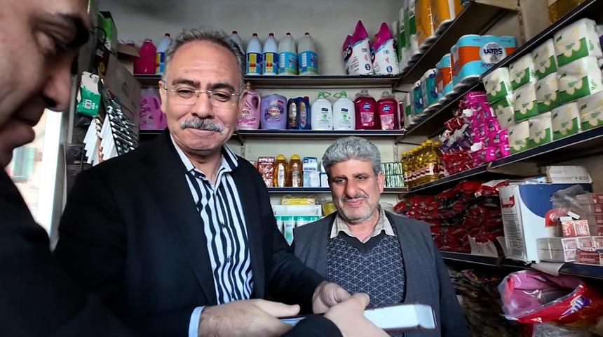 Belediye başkanı, veresiye defterini tartıp 50 bin TL'ye satın aldı