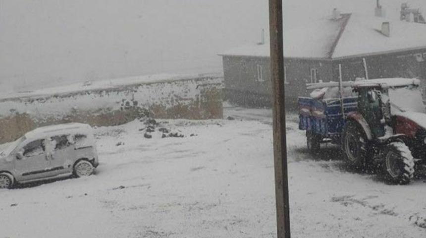 Nisan ayında kar sürprizi! Beyaza büründü