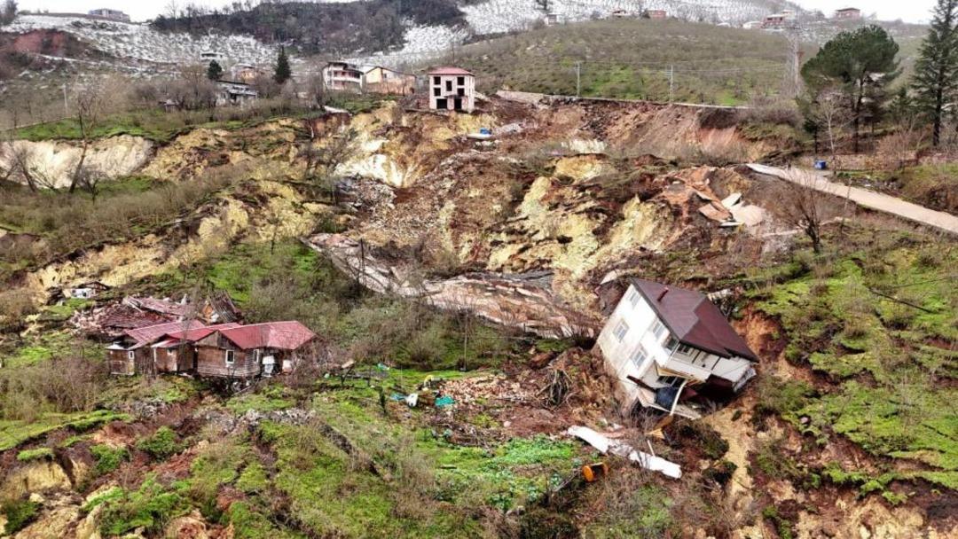 Başkan G&uuml;ler: "Heyelan b&ouml;lgesinin &uuml;stesinden geleceğiz" 2