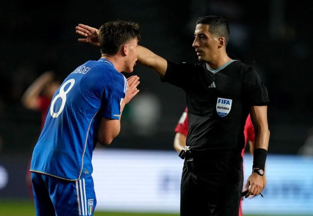 Futbolda deprem! Yeni kurallar a&ccedil;ıklandı: 10 kişi bırakma cezası ve tarihi VAR kararı... 2